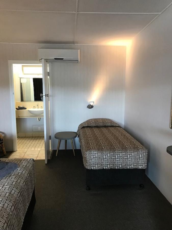 Central Motel Gin Gin Kültér fotó