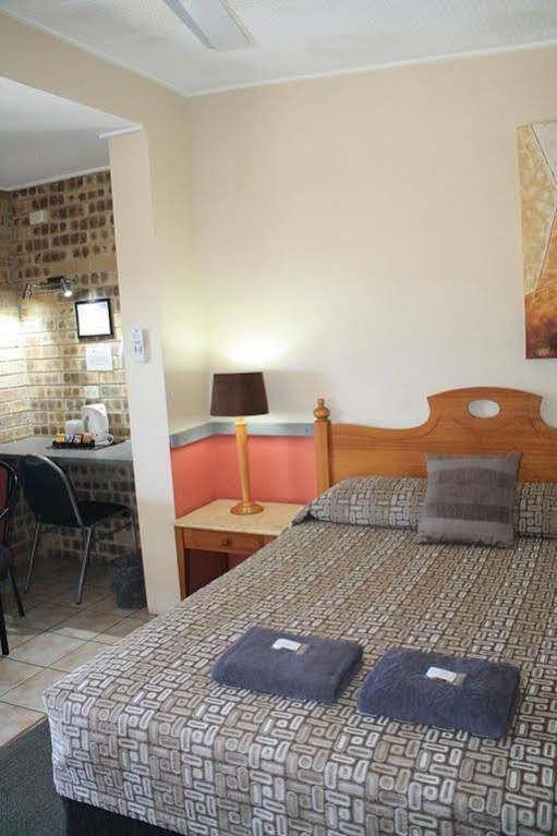 Central Motel Gin Gin Kültér fotó