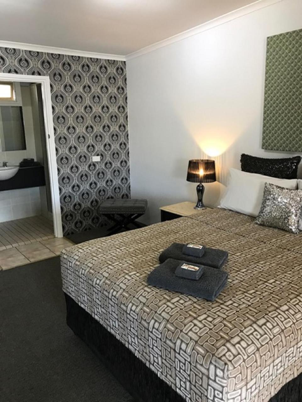 Central Motel Gin Gin Kültér fotó