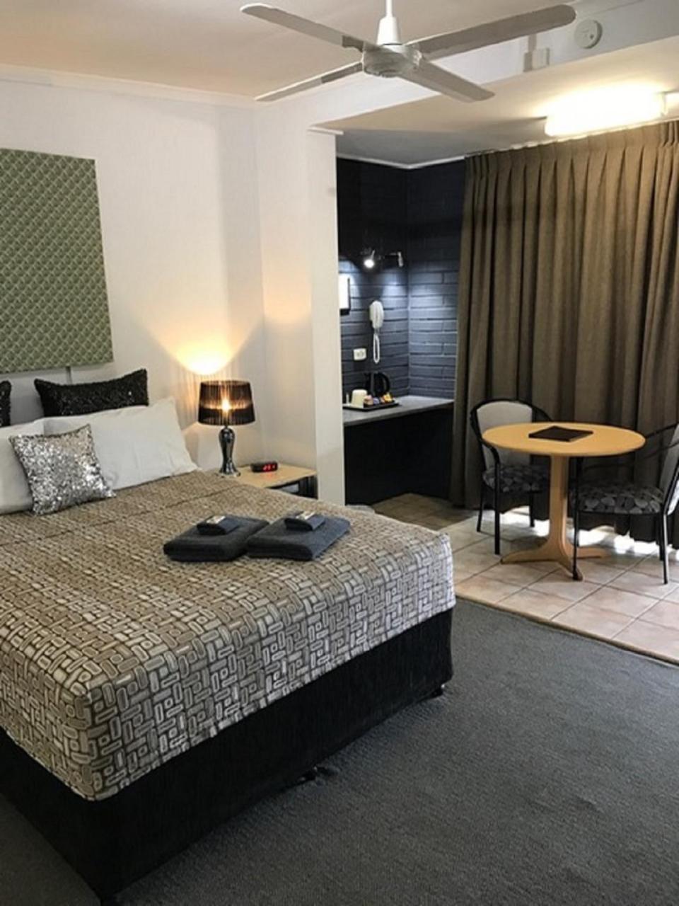 Central Motel Gin Gin Kültér fotó