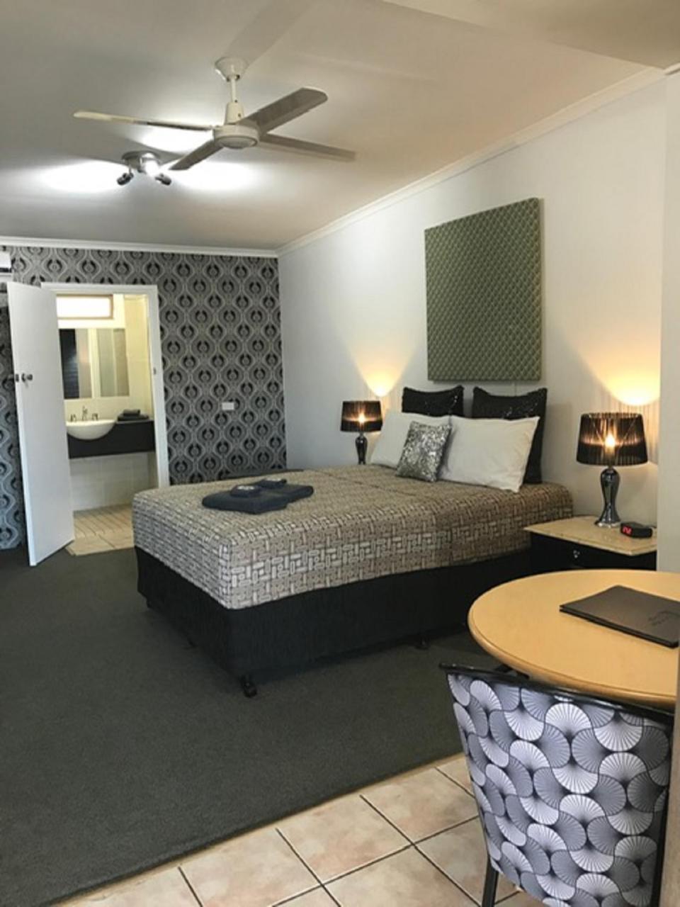 Central Motel Gin Gin Kültér fotó