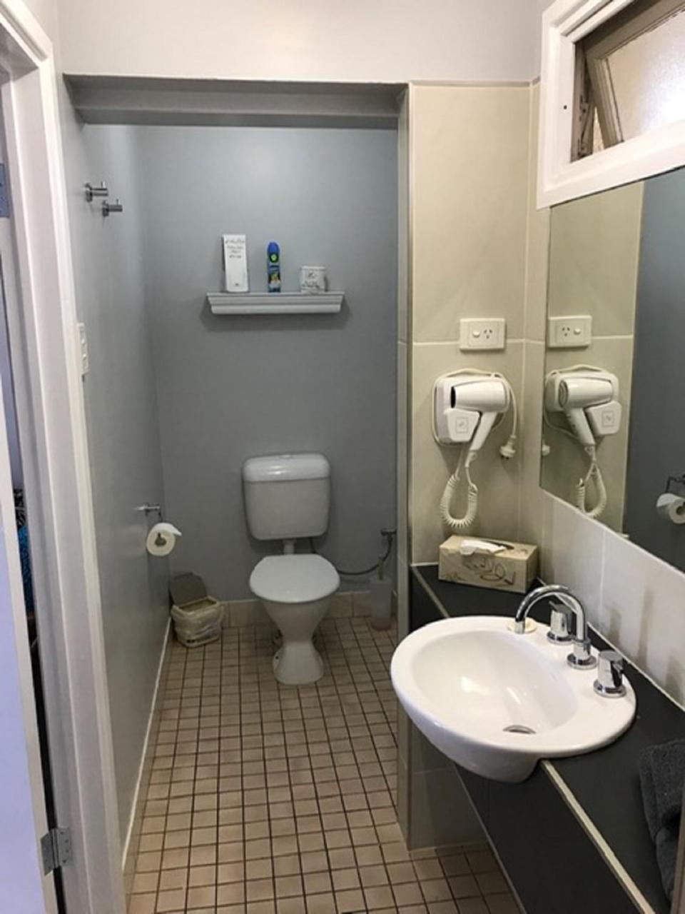 Central Motel Gin Gin Kültér fotó